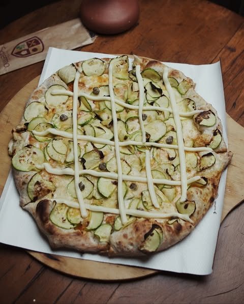 Pizza de abobrinha com fios de requeijão