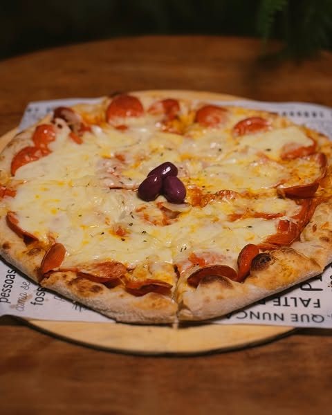 Pizza de calabresa sobre tábua