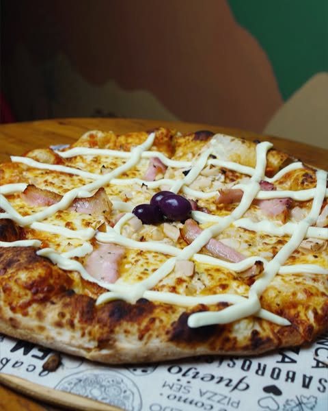 Pizza com fios cremosos e azeitonas