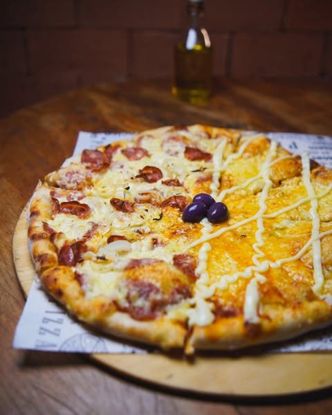 Pizza meio a meio com calabresa