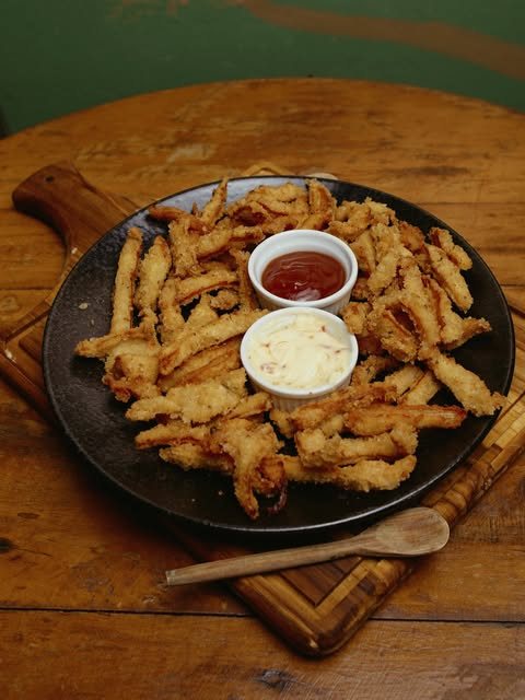 Porção empanada com molhos